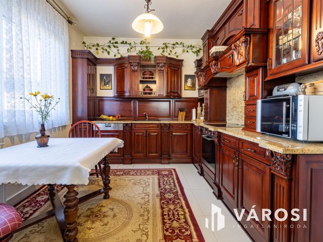 Turai kastély mellett, 4 szoba, nappalis családi ház eladó