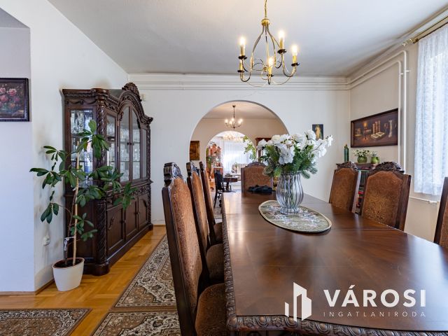 Turai kastély mellett, 4 szoba, nappalis családi ház eladó