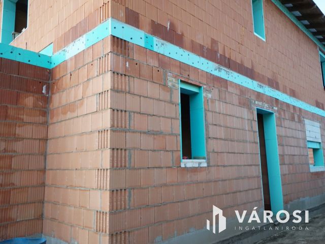 Új építésű ikerfél csendes utcában eladó