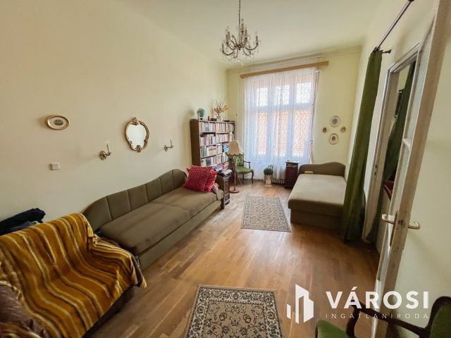 Erkélyes lakás a Rákóczi úton!