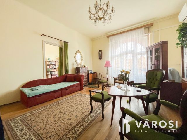 Erkélyes lakás a Rákóczi úton!