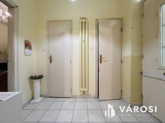 Erkélyes lakás a Rákóczi úton!