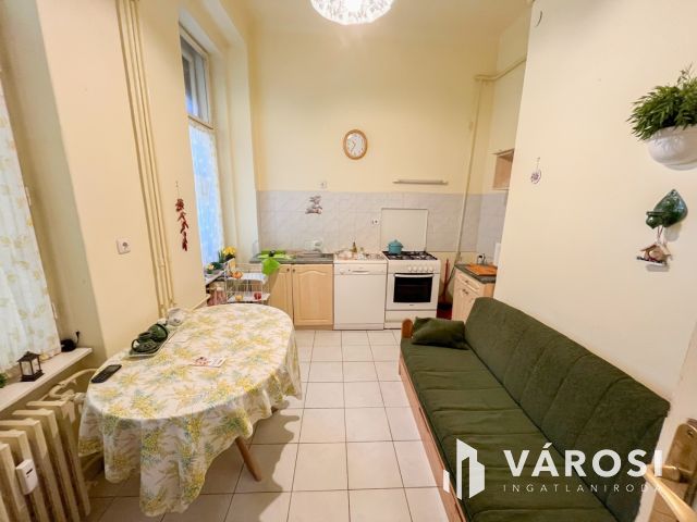 Erkélyes lakás a Rákóczi úton!