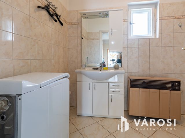 Tárnokon, jó helyen, nagy saroktelken, Kádárkocka eladó