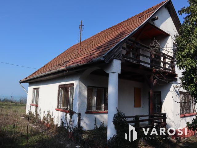 Full panorámás telek felújítandó, vagy bontandó házzal