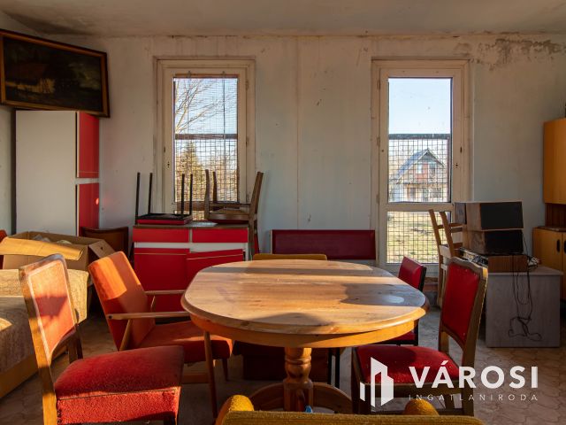 Panorámás zártkerti telek háromszintes kis házzal Tinnyén