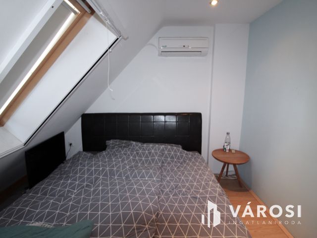 Újszerű, belső kétszintes modern lakás eladó Deszken