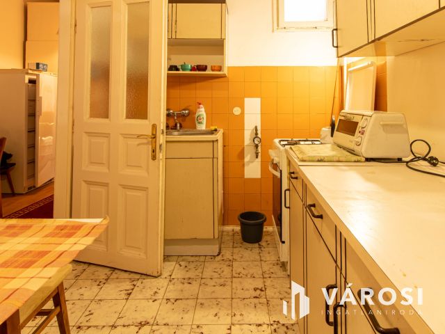 Világos erkélyes polgári lakás a VII. kerületben