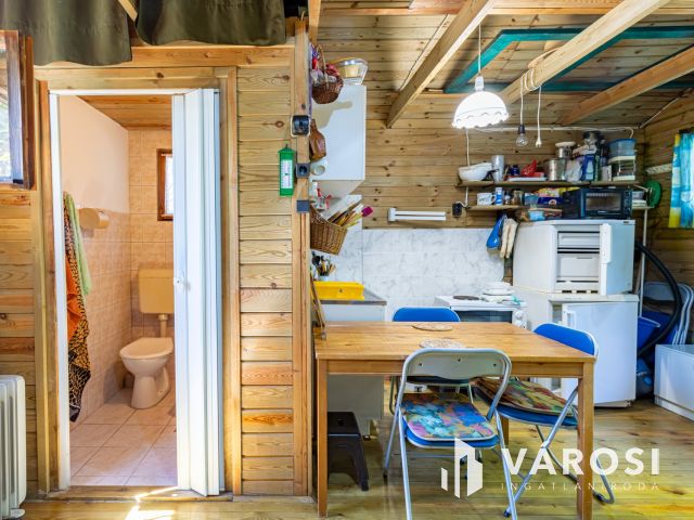 Építési telek Gödöllőn, kis faházzal