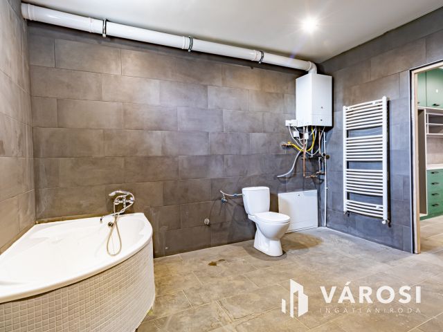 Zsámbok csendes részén, újjáépített családi ház eladó