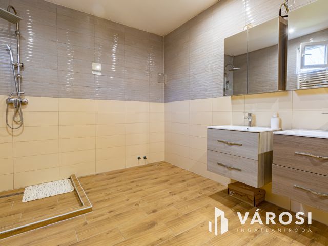 Teljesen újjáépített családi ház Zsámbokon eladó