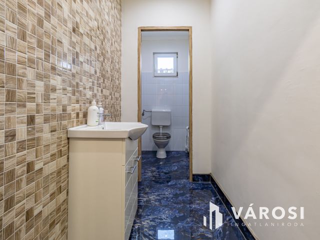 Teljesen újjáépített családi ház Zsámbokon eladó