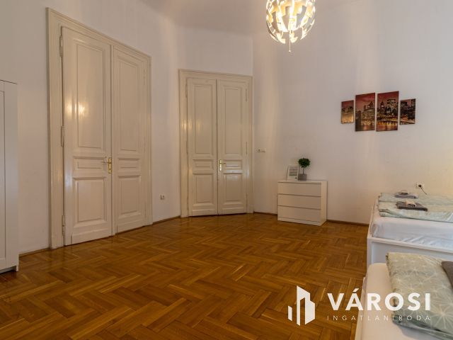 Jó állapotú magasföldszinti lakás az Urániánál!