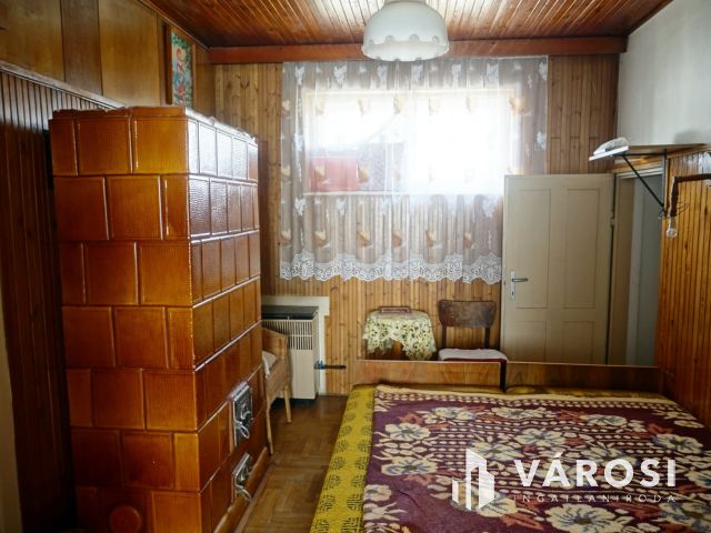 Jó állapotú, retró stílusú családi ház borospincével!