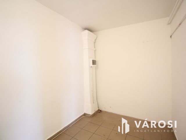 Szentesen, központhoz közeli üzlethelyiség kiadó.