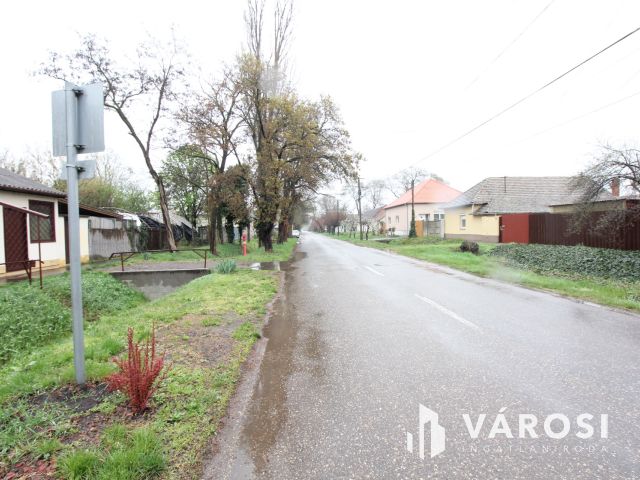 Szentesen, központhoz közeli üzlethelyiség kiadó.