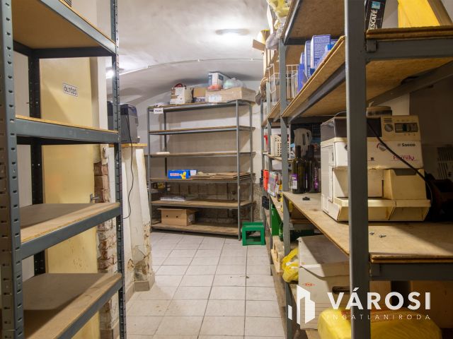 Kiadó üzlethelyiség raktárral Terézváros szívében