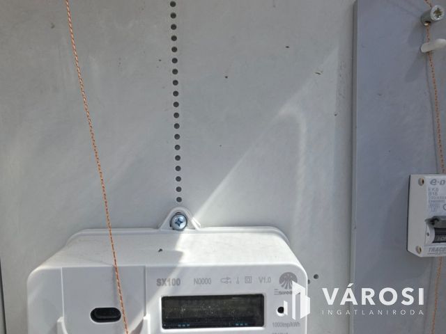 Zárt udvarban eladó 33m2-es helység, sok lehetőséggel!