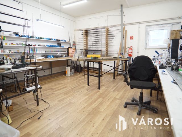 Kiadó telephely kisebb-nagyobb épületei