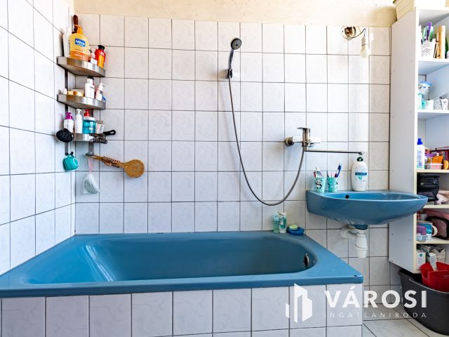 Ecseri úti metrónál, csúsztatott zsalus,erkélyes lakás eladó