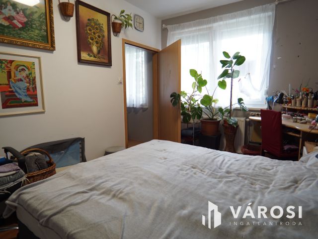 Északkeleti városrészben, földszinti eladó lakás!