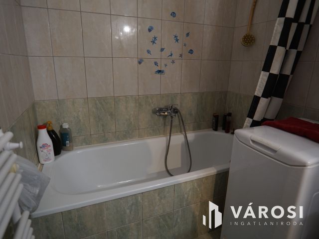 Északkeleti városrészben, földszinti eladó lakás!