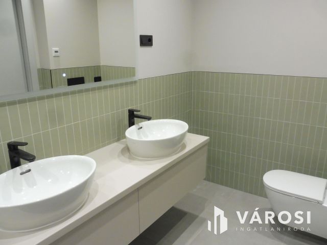 5 Csillagos elsőemeleti lakás Újszegeden Kiadó.